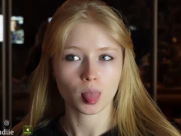 webcam girl bestblondiiecb live cam image #8331982