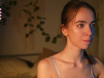 webcam girl mother__of__dragons live cam image #7661183