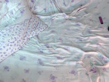 webcam girl q_t_pie live cam image #1661034