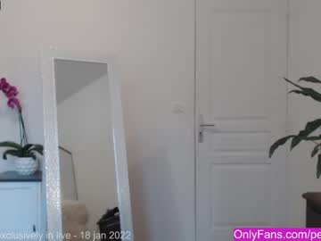 webcam girl petite_caline live cam image #1319497