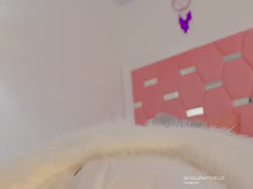 webcam girl nicolle_mitchelle live cam image #12047024