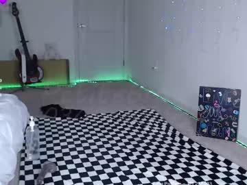 webcam girl petitebrat live cam image #12118101