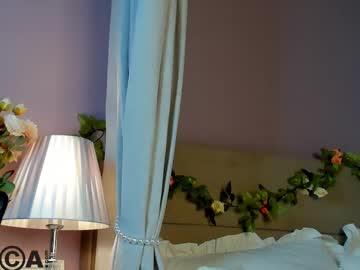 webcam girl dearly_emily live cam image #12786687