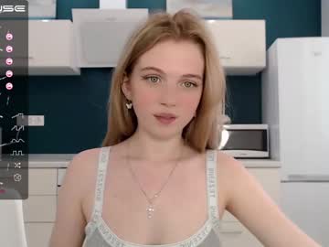webcam girl small_blondee live cam image #2687228