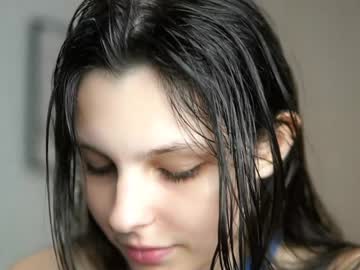 webcam girl peek_in_my_window live cam image #10081263