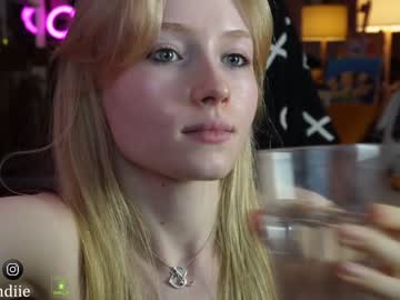 webcam girl bestblondiiecb live cam image #9151592