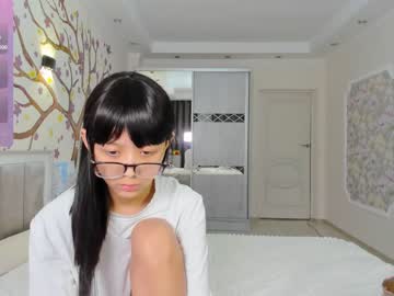 webcam girl little_yena live cam image #8945471