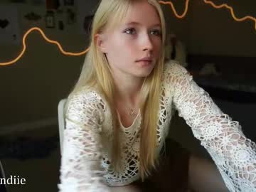 webcam girl bestblondiiecb live cam image #11919515