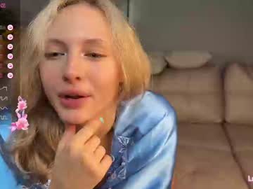 webcam girl roselyn_rose live cam image #12885947