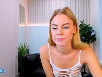 webcam girl moon__flowers live cam image #3579961